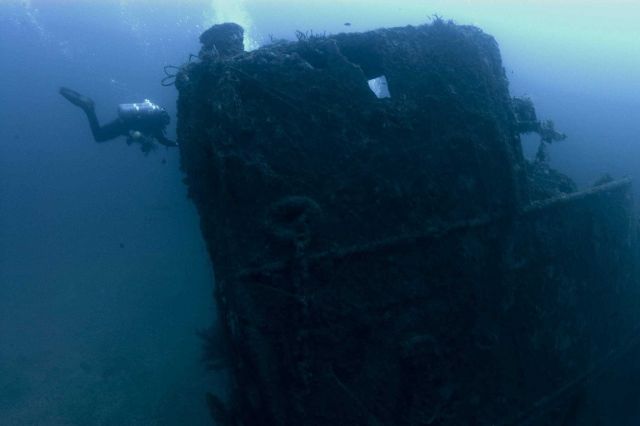 Divers on the shipwreck of the NORTHERN LIGHT at 190 feet. Picture