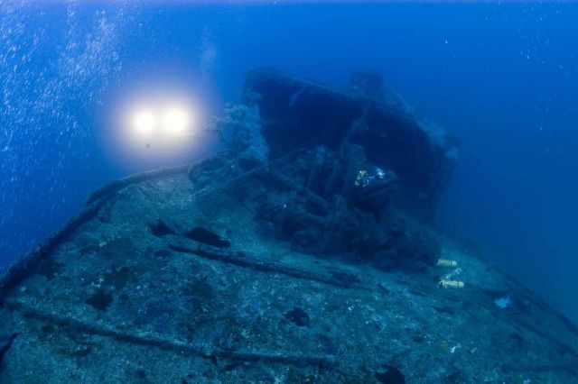Divers on the shipwreck of the NORTHERN LIGHT at 190 feet. Picture