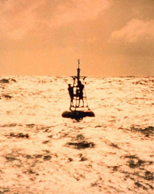 Maintaining Atlas TOGA-TAO buoys on the equatorial El Nino array Picture