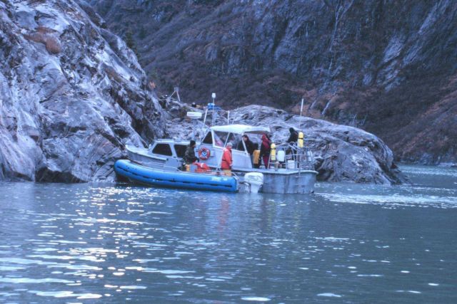 Dive Support Team preparing to assist with tide gauge installation Picture