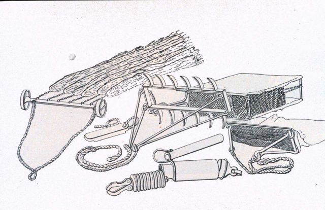 Dredge safety hook, water bottle, dredge weight, and tangles, Chester rake dredge Picture