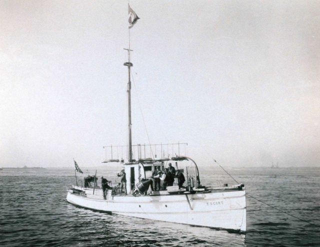 Launch ESCORT engaged in wiredrag operations Picture