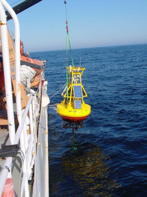 Recovering a GoMOOS buoy in cooperation with the University of Maine Gulf of Maine Ocean Observing System. Picture