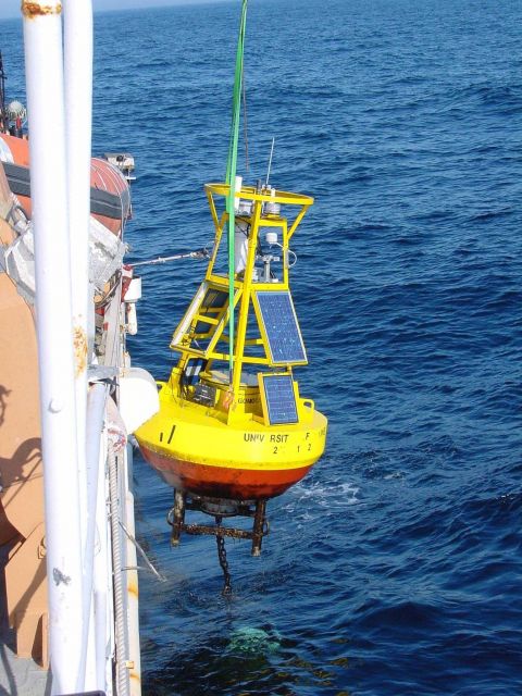 Recovering a GoMOOS buoy in cooperation with the University of Maine Gulf of Maine Ocean Observing System. Picture