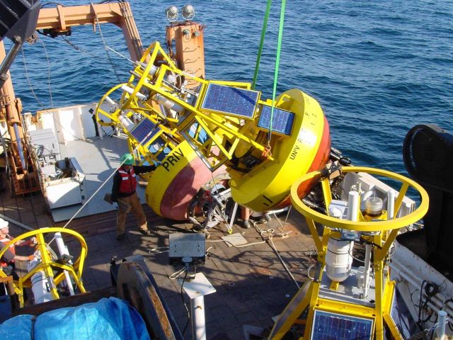 Recovering a GoMOOS buoy in cooperation with the University of Maine Gulf of Maine Ocean Observing System. Picture