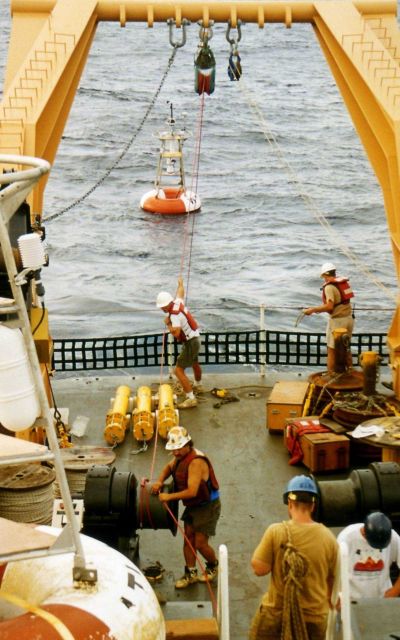 TAO mooring specialists assist KA'IMIMOANA personnel deploy a TAO mechanical current meter mooring. Picture