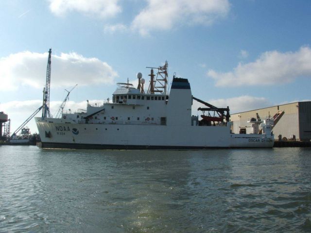 NOAA Ship OSCAR DYSON (R224) Picture