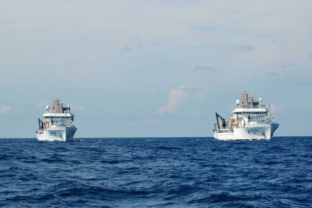 Starboard quarter view of NOAA Ships BELL SHIMADA (R227) and PISCES (R226) Picture