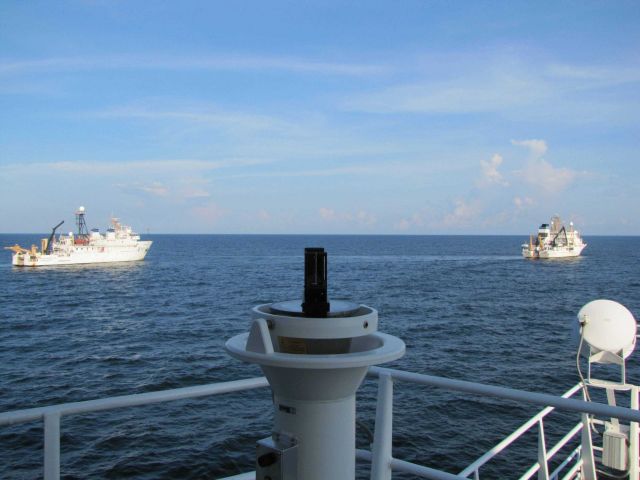 Starboard quarter view of NOAA Ships BELL SHIMADA (R227) and PISCES (R226) Picture