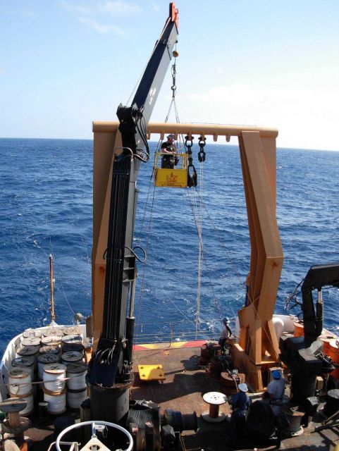 Buoy operations on the NOAA Ship KA'IMIMOANA Picture
