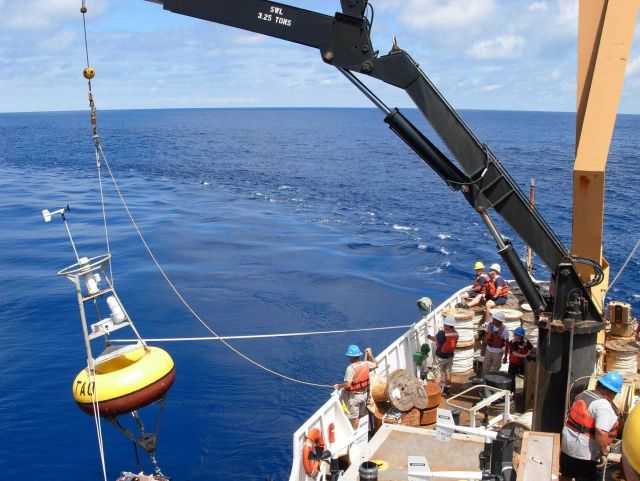 Buoy operations on the NOAA Ship KA'IMIMOANA Picture
