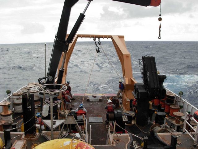 Buoy operations on the NOAA Ship KA'IMIMOANA Picture