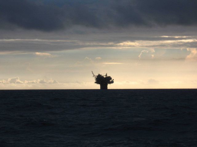 Large deepwater offshore oil platform Picture