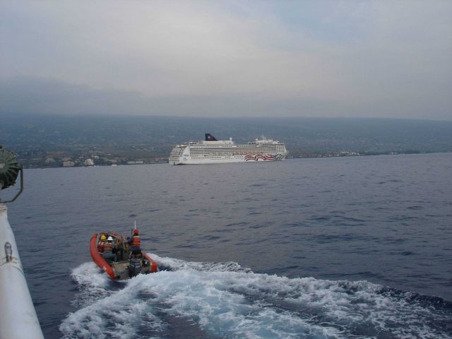 Inflatable boat leaves the NOAA ship OSCAR ELTON SETTE while the cruise ship PRIDE OF AMERICA is anchored offshore. Picture