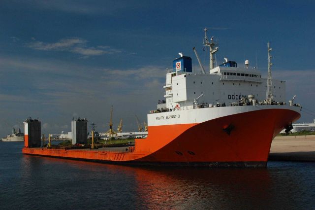 The heavy lift ship MIGHTY SERVANT 3 which is capable of carrying very heavy loads such as various types of oil rigs. Picture