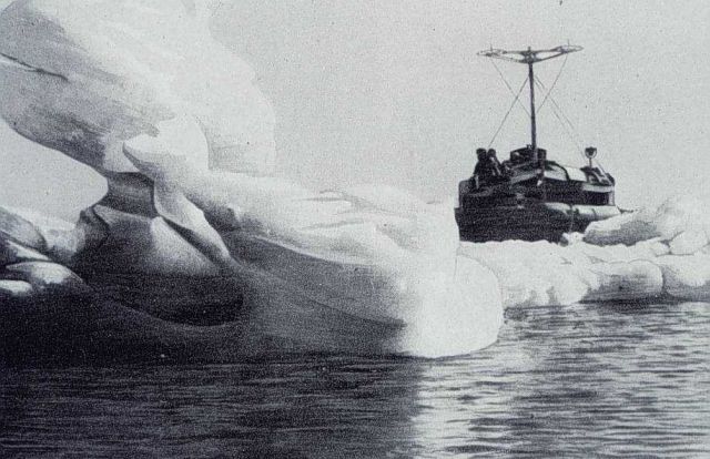 Arctic Field party launch with Shoran antenna Picture