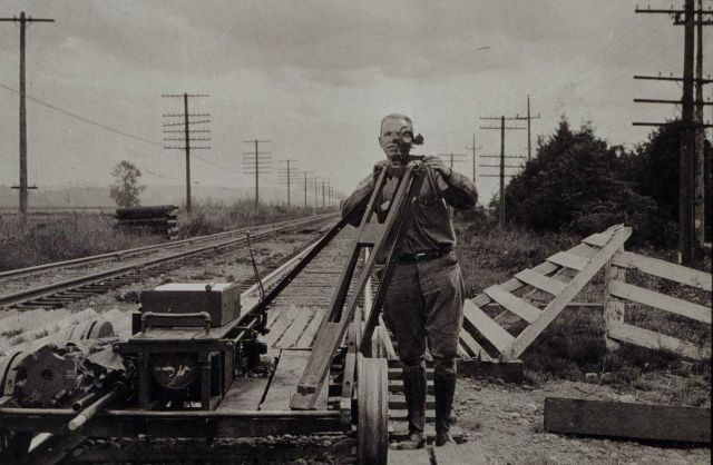 Level setup with inclined tripod on motor velocipede Picture