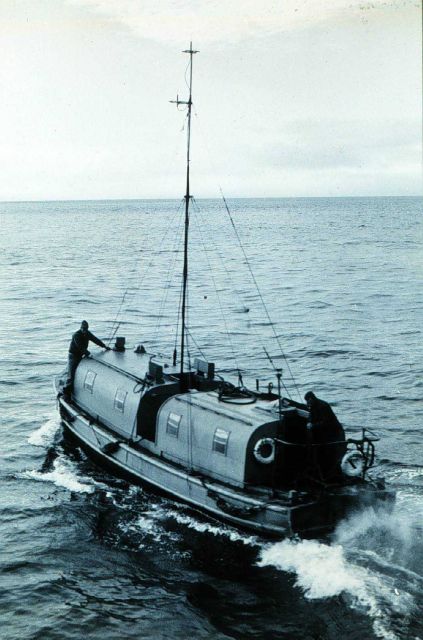 36' hydrographic launch with 30' Shoran antenna Picture
