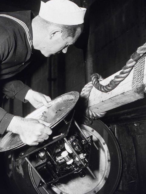 Inspecting the electronics package of a sono-radio-buoy Picture