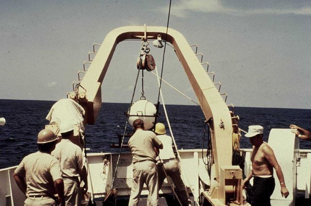 Installing offshore pressure-sensing tide gauge Picture
