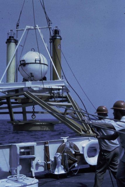 Installing offshore pressure-sensing tide gauge Picture