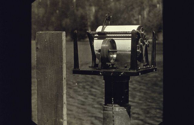 Automatic tide gauge mounted on float well Picture