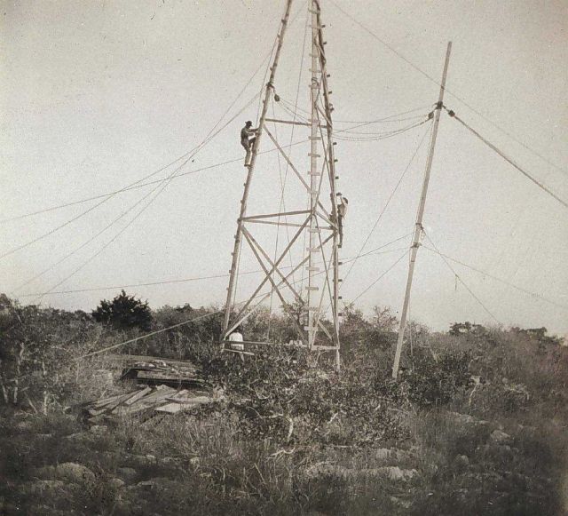 Framing first and third leg of instrument tripod at Station Hugo Picture