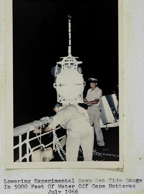 Deployment of experimental deepsea tide gauge Picture