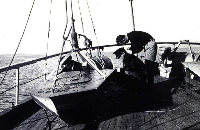 Preparing a streamlined buoy for planting with Roberts Radio Current Meter Picture