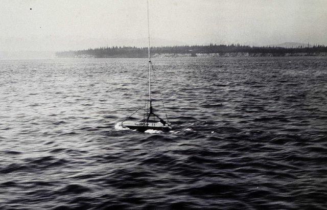 Streamlined buoy with Roberts Radio Current Meter Picture