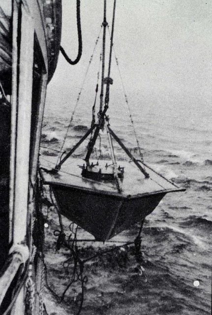 Streamlined buoy with Roberts Radio Current Meter Picture