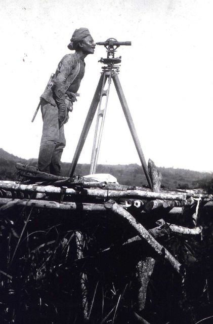 Yakan Moro cargadore curious about theodolite Picture