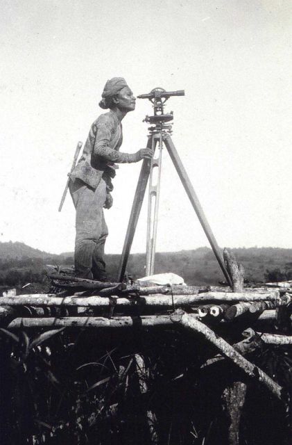 Yakan Moro cargadore curious about theodolite Picture