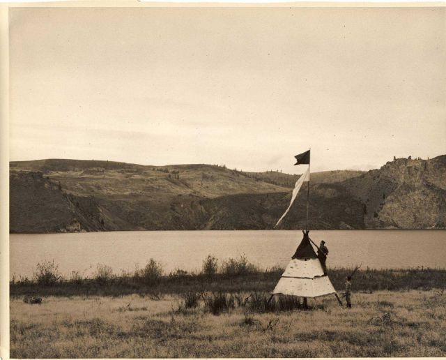 Hydrographic signal on the shores of the reservoir of Grand Coulee Dam Picture