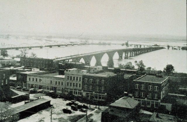 The Great Mississippi River Flood of 1927 The Arkansas River at Fort Smith, Arkansas April 16, 1927 - river stage at 36.7 feet From: 