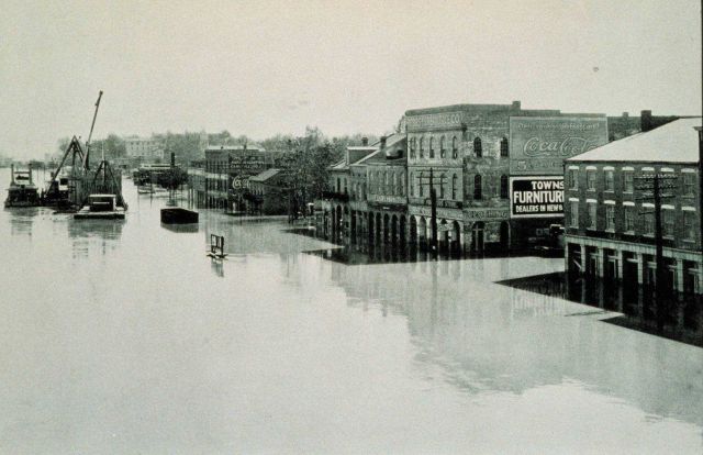 The Great Mississippi River Flood of 1927 The river front at Cape Girardeau, Missouri, on April 20, 1927 The river stage was at 40 feet From: 