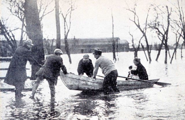 Rescuing families along the Hudson River Picture