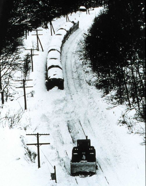 Even trains are stopped by heavy snows. Photo - Pictures &amp; Images on AllRefer.com