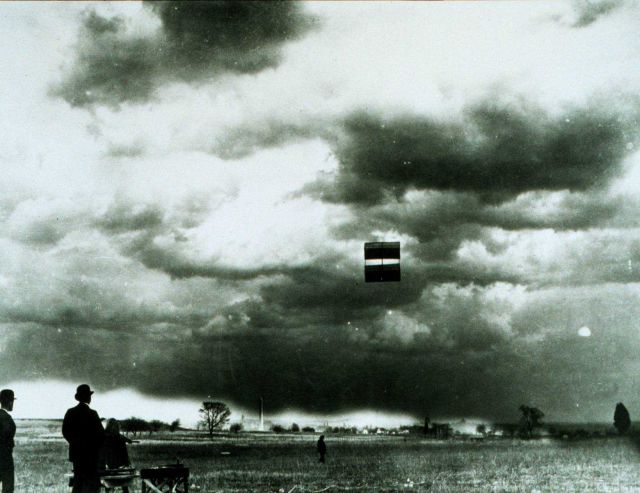 Weather kites were used to bring recording instruments to high levels Temperature, pressure, humidity and winds were observed from kites Picture