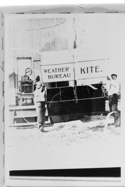 Getting ready to launch a Weather Bureau kite Picture