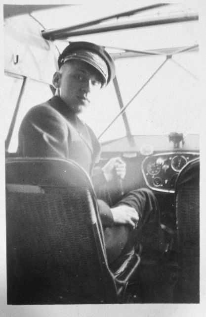 The pilot of an Airmail aircraft making contact prior to taking off. Picture