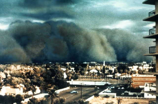 Dust storm in western U.S. Picture
