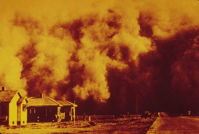 Dust storm in western U.S. Picture