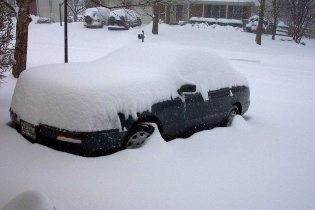 Automobile being covered by snow - Photo -1. Picture