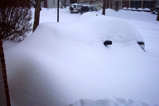 Automobile being covered by snow - Photo -4. Picture