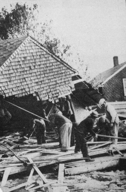 WPA workers and rescue squads search for bodies and survivors at Shawomet Beach, south of Providence Picture