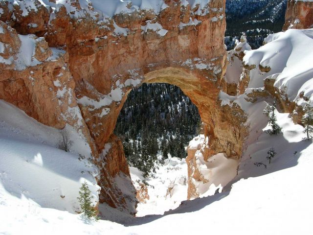 Snow and a red rock arch at Bryce Canyon National Park Picture