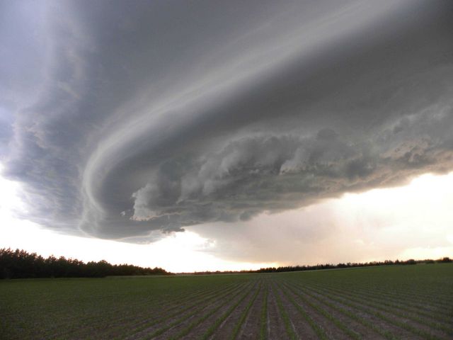 Ominous wall cloud portending possible violent weather. Picture