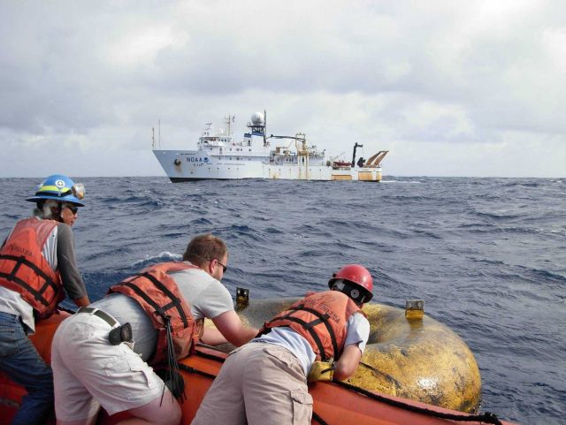 TAO buoy operations off the NOAA Ship Ka'imimoana Picture