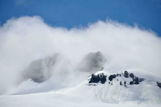 The vicinity of the Alaska Pipeline route sprinkled with snow. Picture